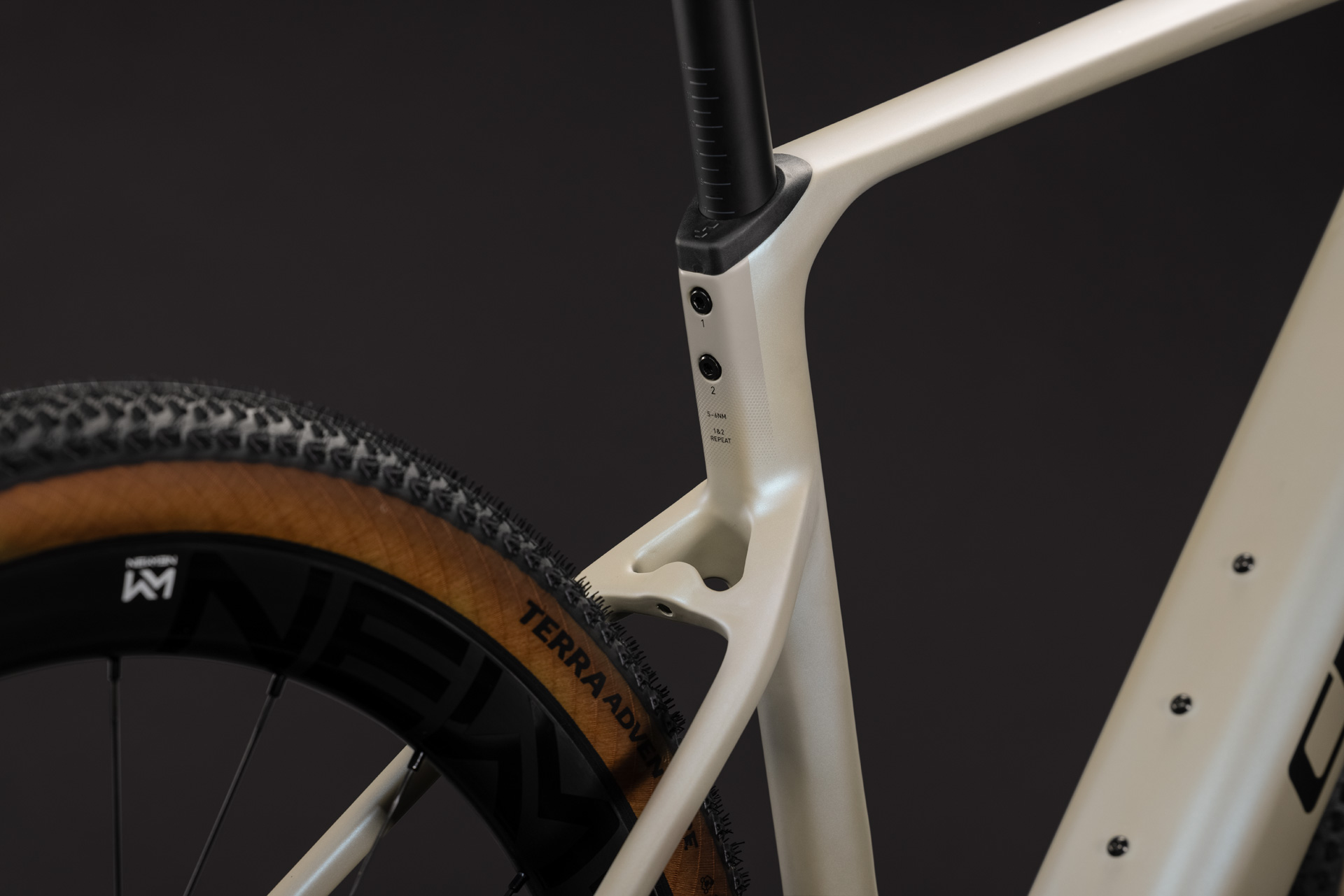 Nuroad Hybrid C:62 SLX 400X glintsand´n´black