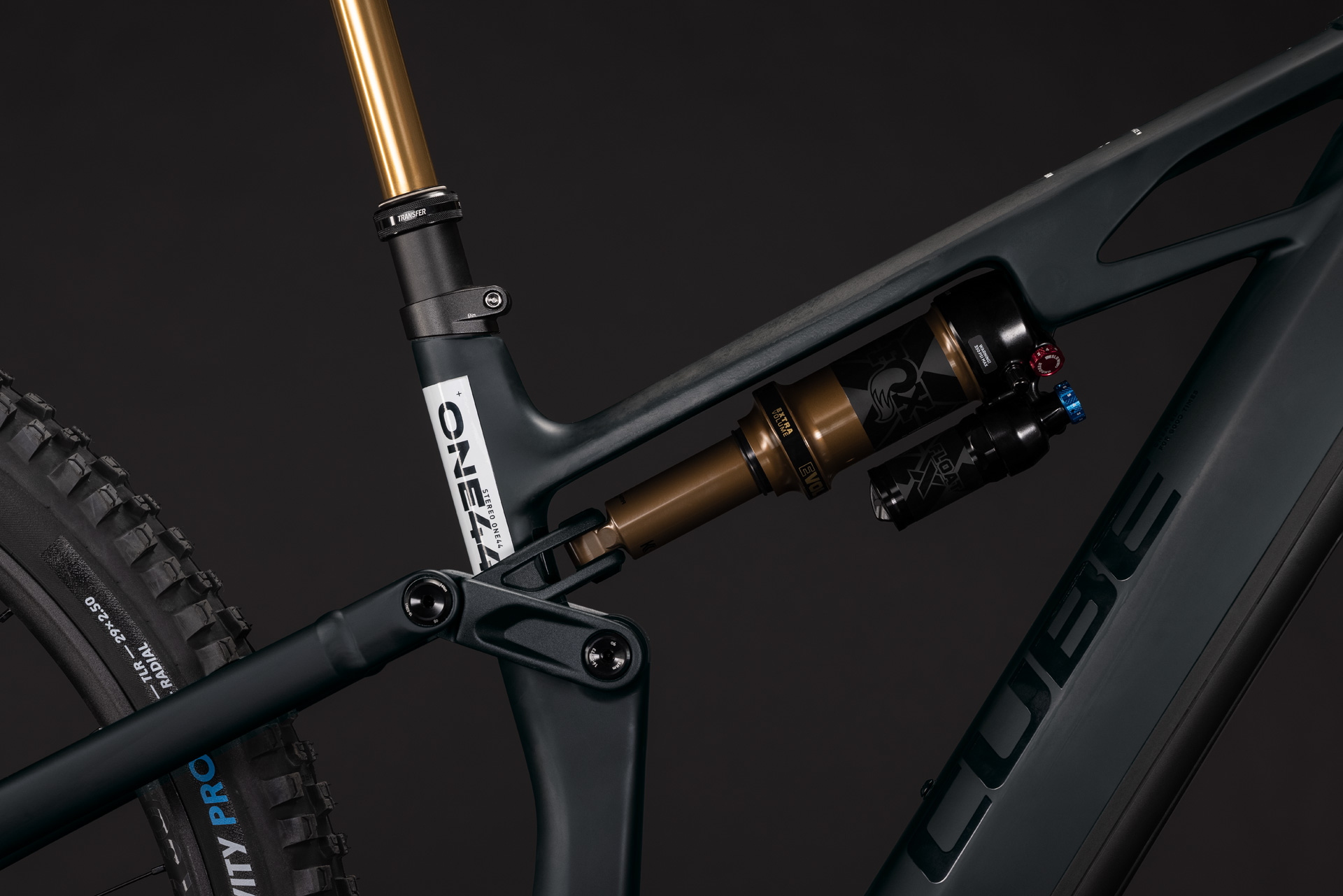 Stereo Hybrid ONE44 HPC AT 800 carbon´n´white